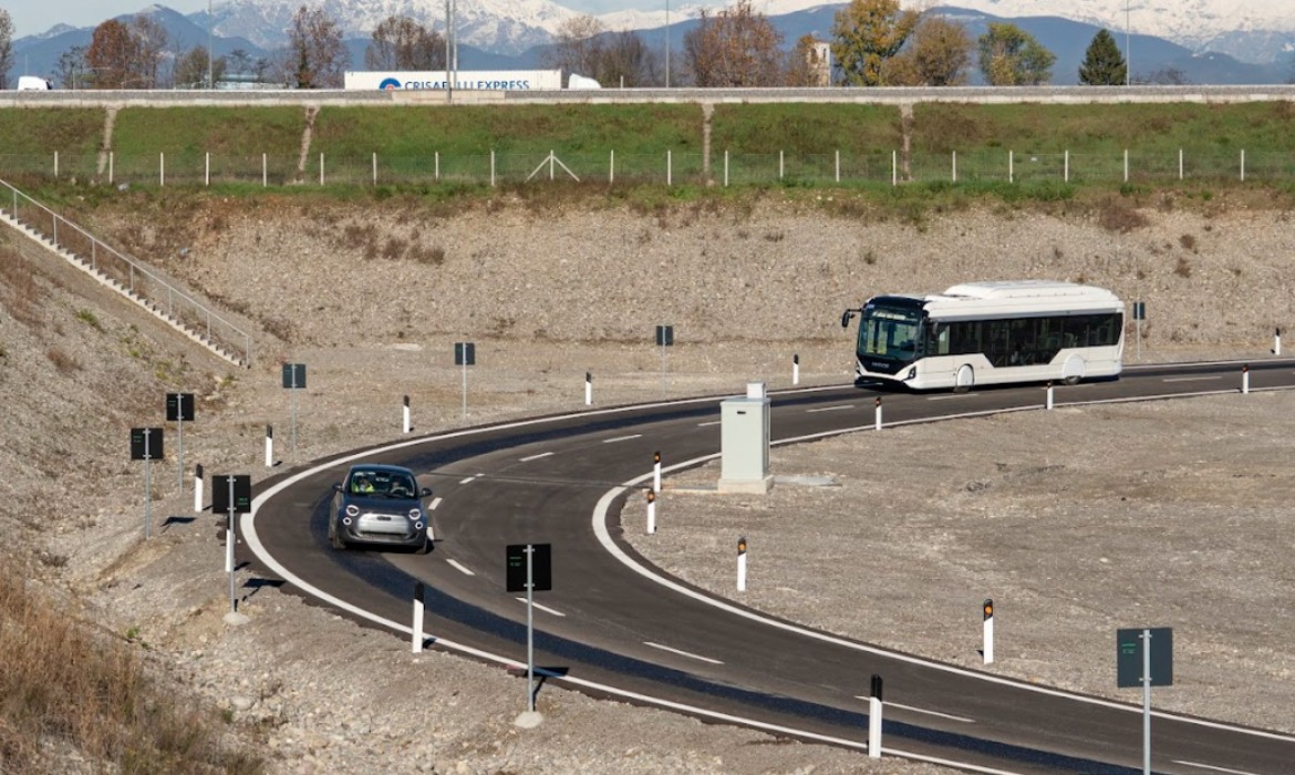 Estrenan autopista que recarga vehículos eléctricos a través del asfalto